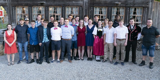 Die diplomierten frischgebackenen Milchtechnologen und Milchpraktiker, die in Affoltern i. E. ihren Absschluss feierten. (Bild zVg)