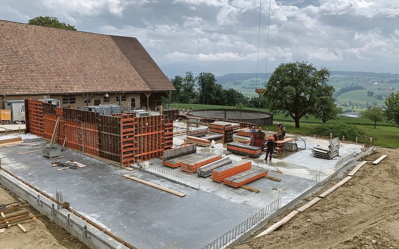 Neubau einer Scheune im Kanton Luzern. Die Preise für Stahl und Beton haben sich gegenüber dem Frühjahr auf hohem Niveau stabilisiert. Lieferfristen für Einrichtungen können aber lang sein. 