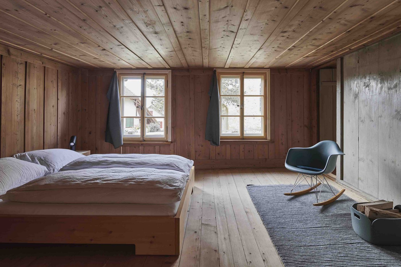 Eines der Schlafzimmer im Taunerhaus. Auch hier soll der Raum selbst auf die Gäste wirken, und wird nicht mit Möbeln vollgestellt. (Bild Gataric Fotografie)