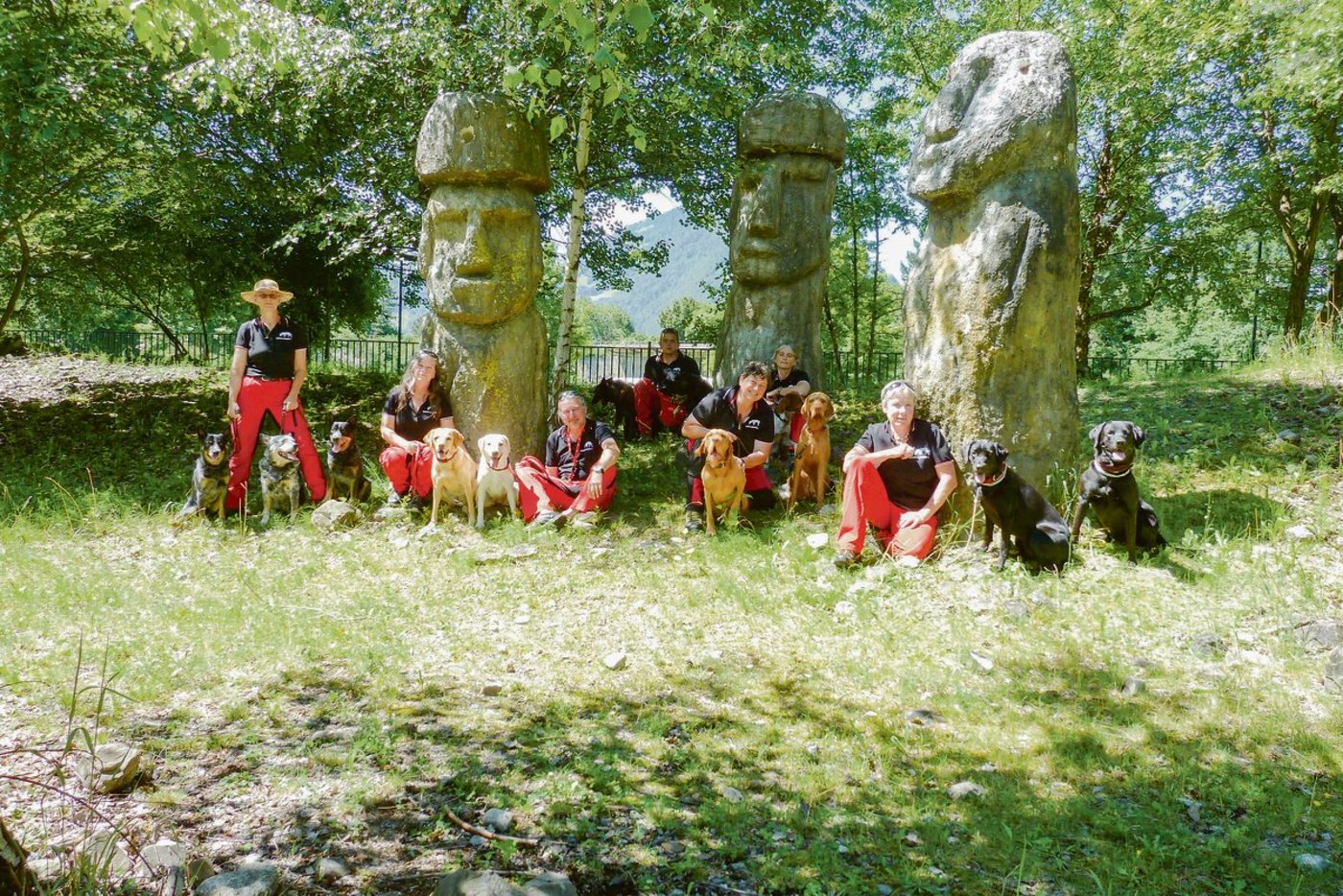 Der Jungfraupark bietet eine ideale Kulisse fürs Gruppenfoto der sieben Mitglieder der IG Anoplophora Spürhunde Schweiz mit ihren elf Hunden (Norma Kleiber, links, und Daniel Hagemeier, 3. v.l.). (Bildjsc)