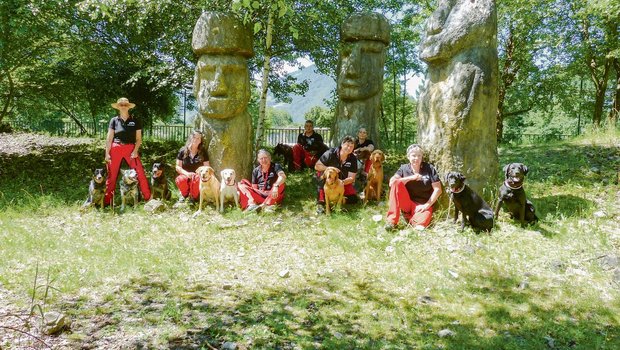Der Jungfraupark bietet eine ideale Kulisse fürs Gruppenfoto der sieben Mitglieder der IG Anoplophora Spürhunde Schweiz mit ihren elf Hunden (Norma Kleiber, links, und Daniel Hagemeier, 3. v.l.). (Bildjsc)