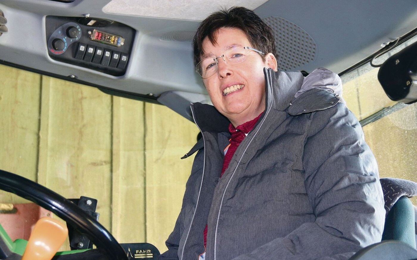 Zwei Traktoren gehören zum Betrieb der Familie. Anita Thommen fährt lieber mit dem etwas kleineren.  
