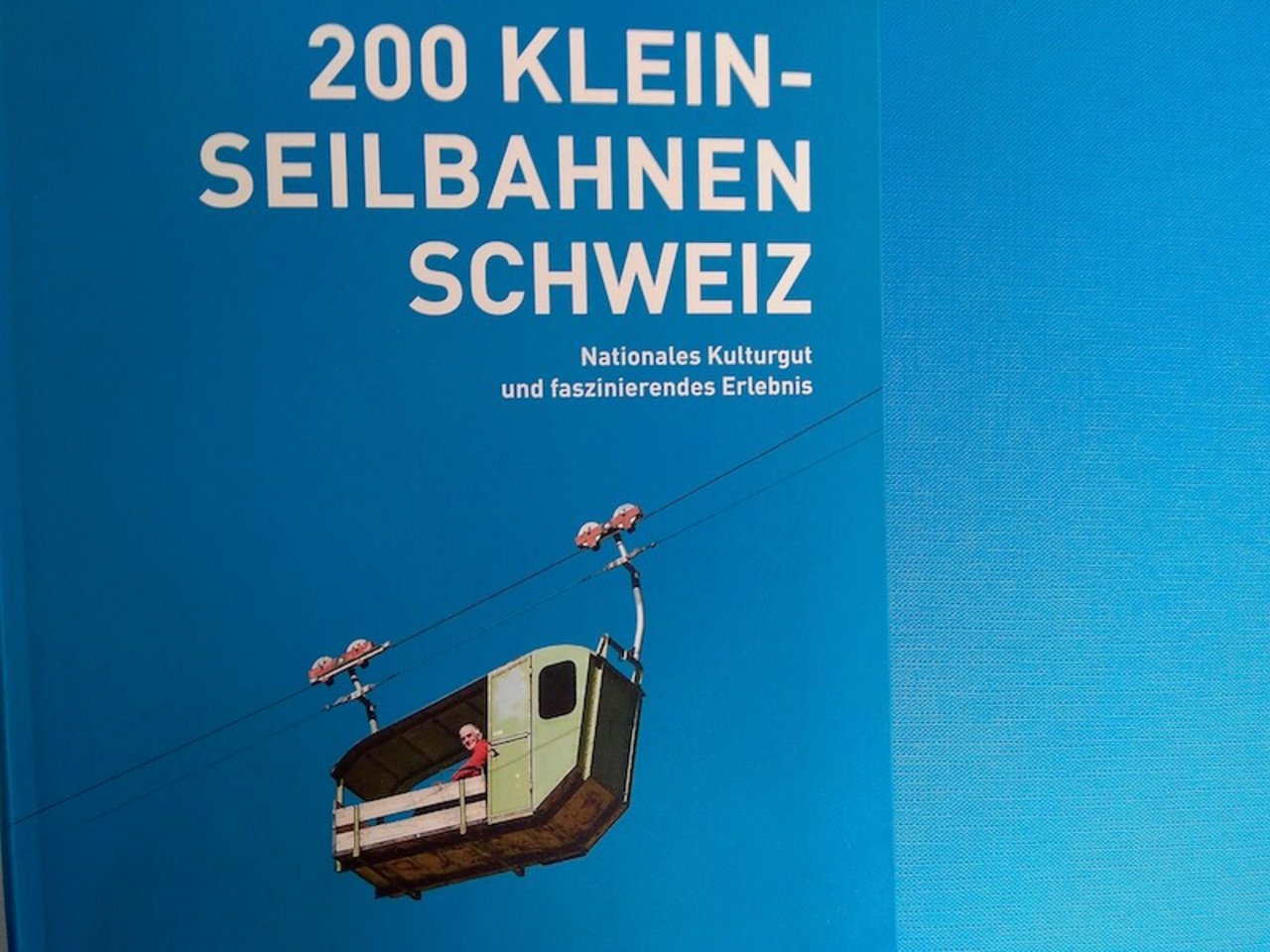 "Dieses Buch ist ein wenig gefährlich", sagt Chefredaktor Adrian Krebs. (Bild asa)