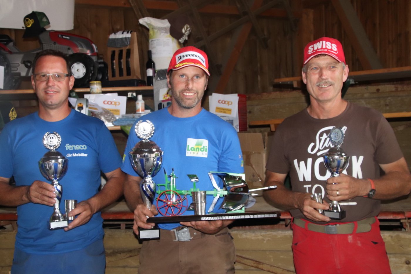 Das Siegertrio mit Toni Stadelmann als zweiter, Beat Sprenger als erster und Ueli Hagen als dritter.