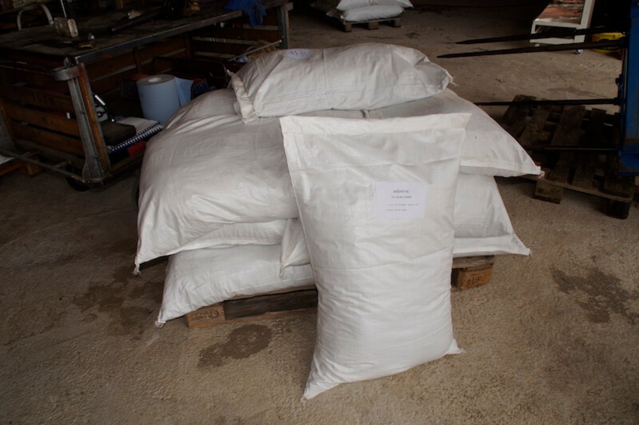 Der getrocknete und gehäckselte Wermut wird verpackt und an die Destillateure verkauft. (Bild lid)
