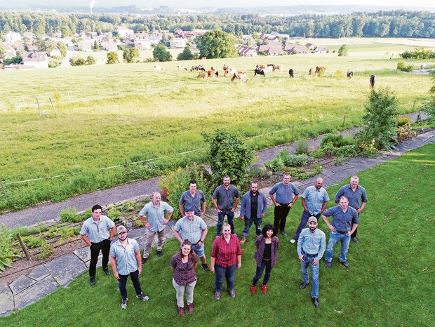 Dies ist die zweite Klasse, die am Bildungszentrum Wallierhof in Riedholz erfolgreich die Nachholbildung als Landwirtin oder Landwirt EFZ abgeschlossen hat.(Bilder zVg)