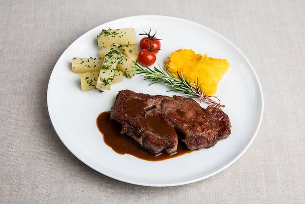 Landfrauenküche 2019: Das Hauptgericht von Theres Marty Hohrückensteak an Balsamicosauce mit Polentaschnitte und Kohlrabi. (Bild SRF/ Ueli Christoffel)