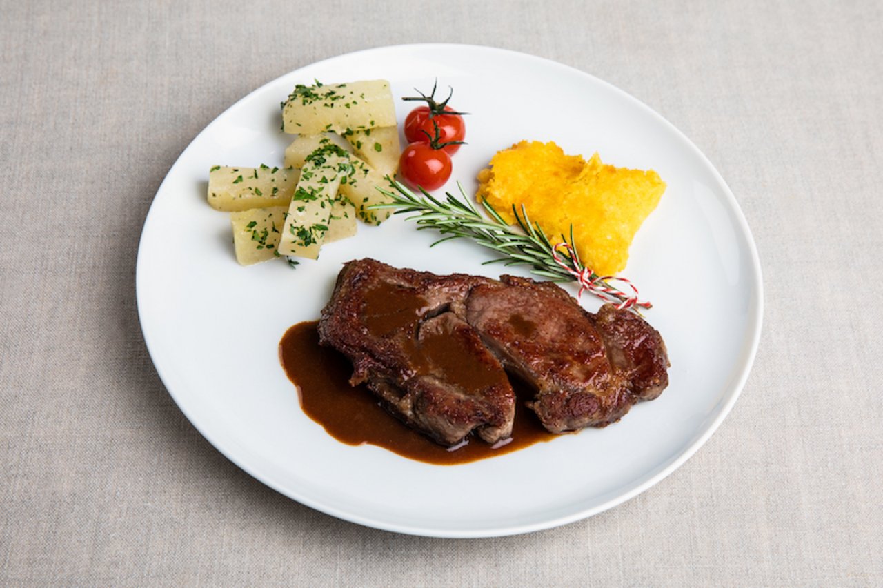 Hohrückensteak an Balsamicosauce mit Polentaschnitte und Kohlrabi. (Bild SRF/ Ueli Christoffel)