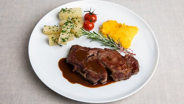 Hohrückensteak an Balsamicosauce mit Polentaschnitte und Kohlrabi. (Bild SRF/ Ueli Christoffel)