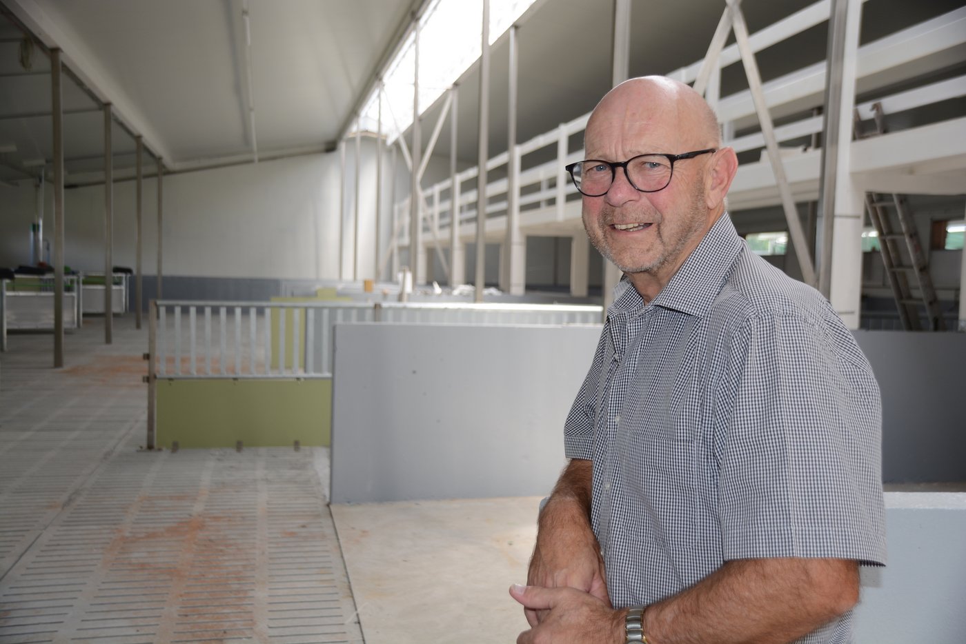Marcel Scherer zeigt stolz den neuen Galtsauenstall mit 200 Plätzen. Dieser kommt ohne Ventilator aus.
