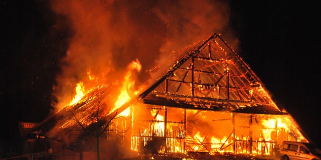 Beim Vollbrand dieser Scheune kamen zwei Pferde ums Leben. (Bild Kapo Luzern)