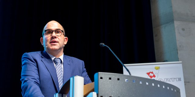 Hans Aschwanden an der Delegiertenversammlung von Fromarte in Winterthur. Der Käser hofft, dass die Preise an der Ladenfront im Sommer angehoben werden können. (Bild hja)