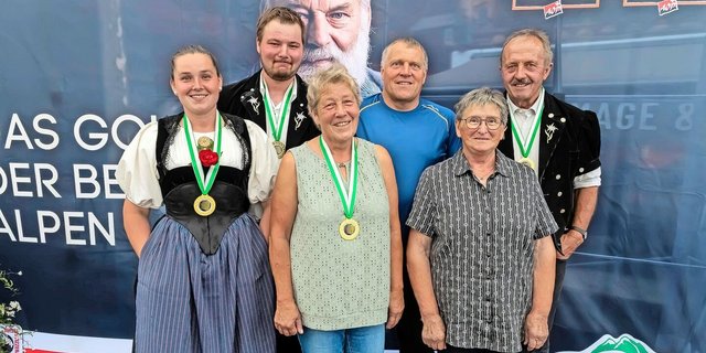 Die Kategoriensieger (v. l.): Tanja Haldemann und Christian Röthlisberger (Berner Alpkäse AOP); Monika und Martin Stähli (Berner Hobelkäse AOP); Margrit und Rudolf Jordi (Mutschli). 