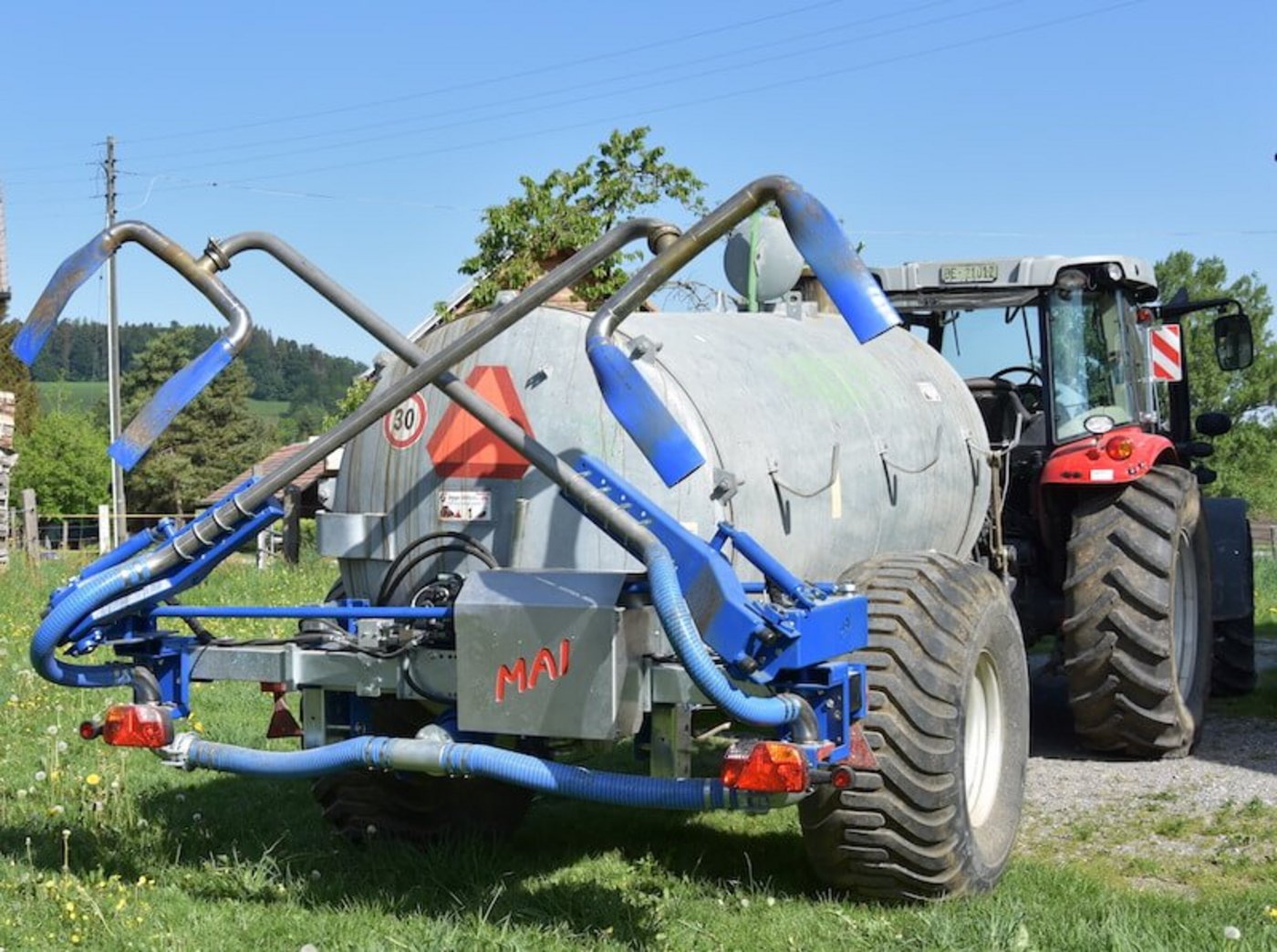 Mittels Elektrohydraulik werden die Verteilarme für den Transport eingeklappt. Dadurch ist die Transportbreite nur 2,50 m.