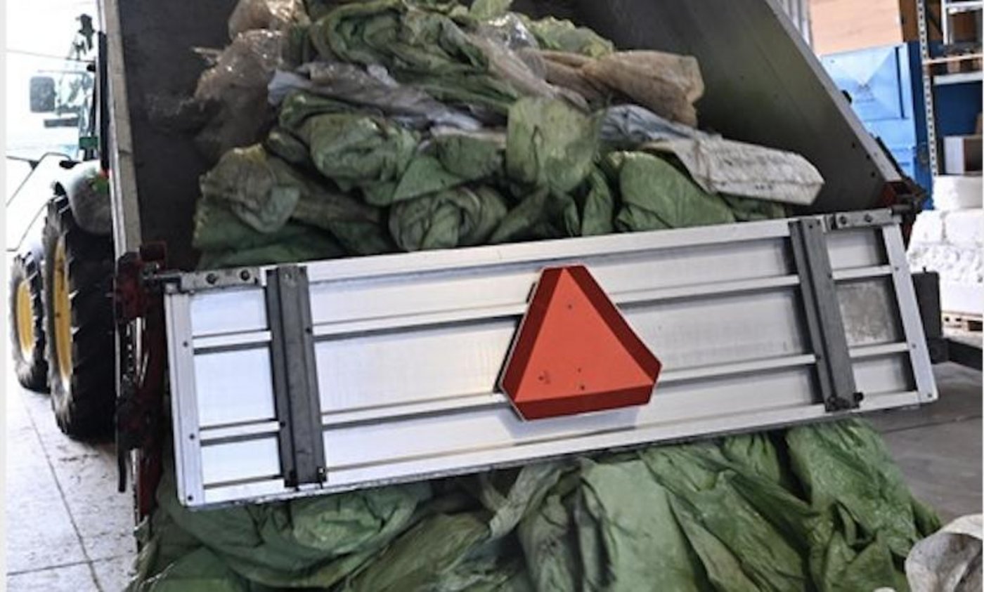 Die Landwirtschaftsfolien könne so angeliefert werden, wie es für die eigenen Betriebsabläufe gut passt. Egal, ob lose im Kipper......(Bilder BauZ/Andrea Wyss)