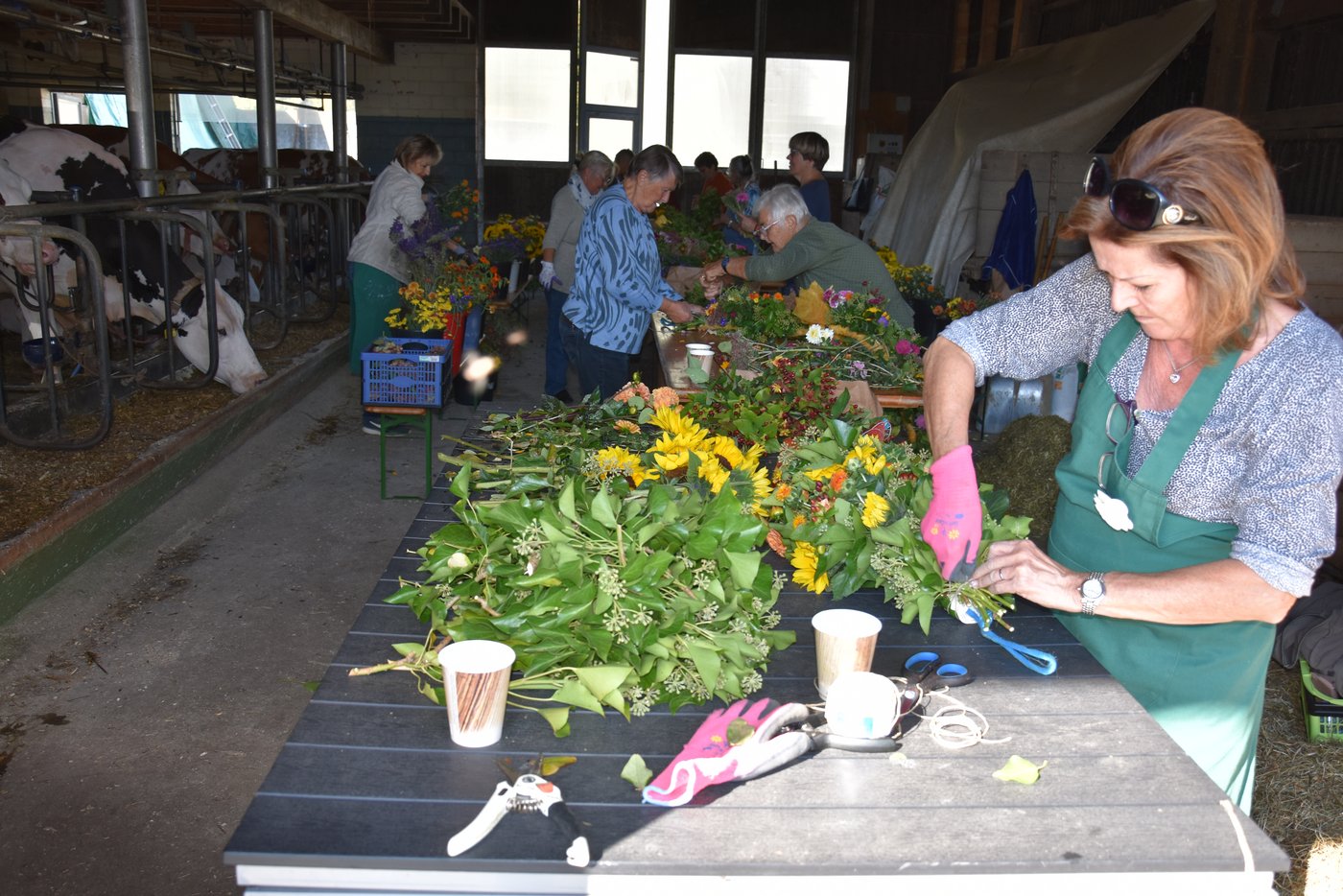 Nun werden noch eifrig Blumenkränze hergestellt.