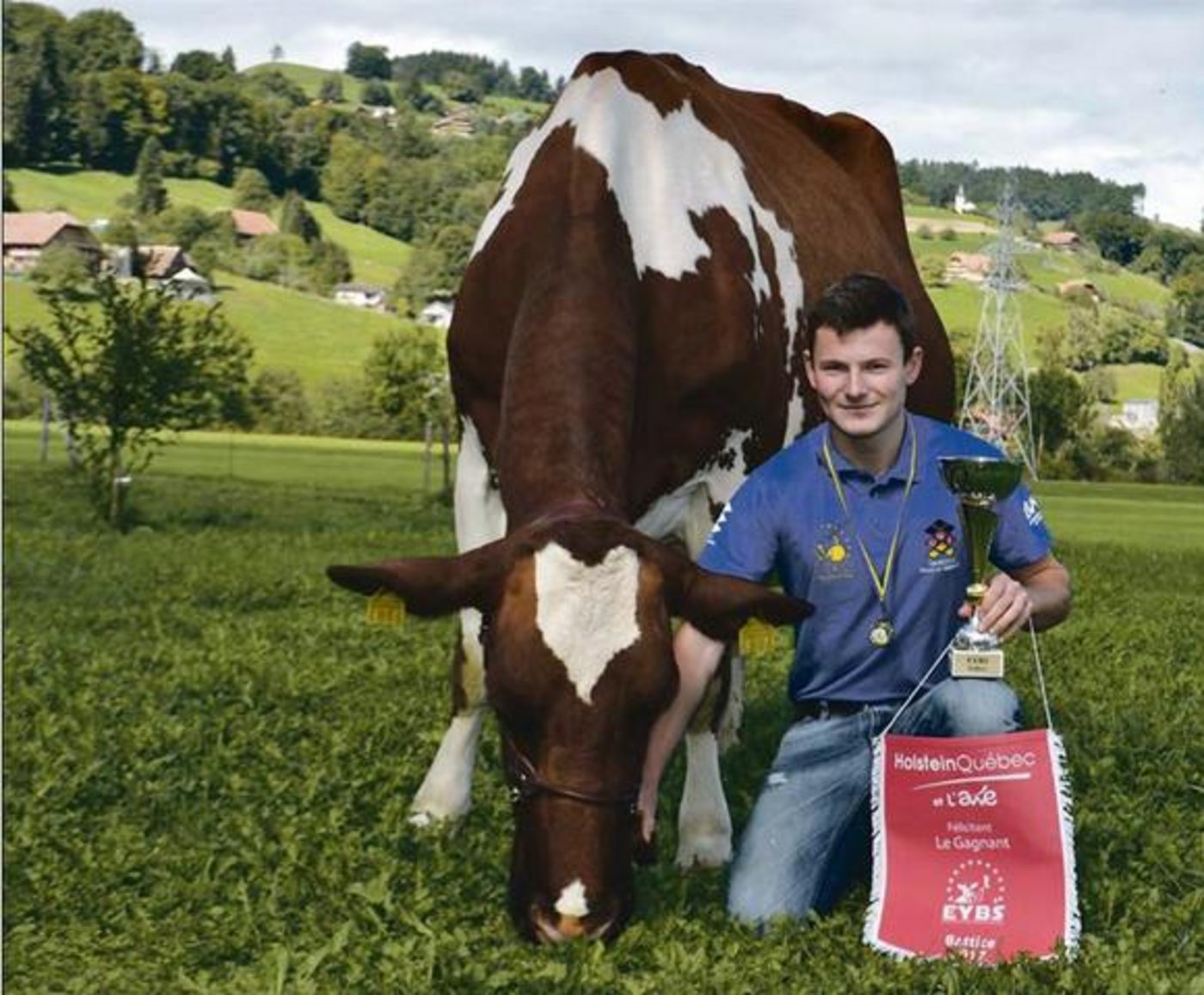 Michael Fankhauser posiert mit dem Siegerpokal. An der Halfter hält er Trinity, eine kapitale Rustler-Tochter, welche das Zuchtziel auf ihrem Betrieb aufzeigt. (Bild Peter Fankhauser)