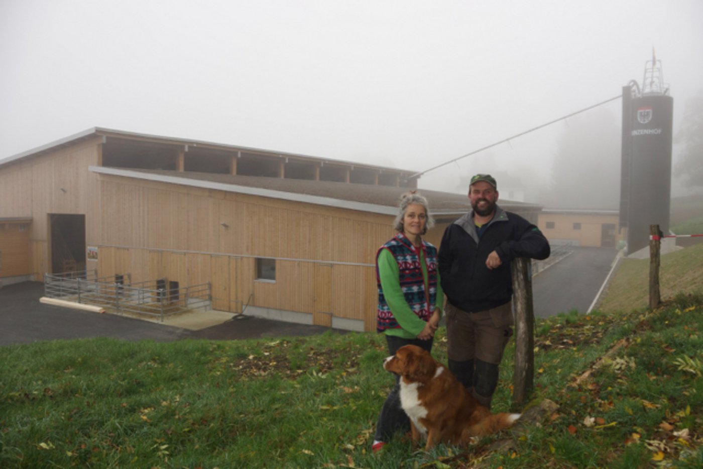 Das Betriebsleiterpaar Peter und Susanne Knörr haben nach dem Stallbau eine intensive Zeit hinter sich. Sie bewirtschaften den Binzenhof in zweiter Generation. (Bilder Ruth Aerni) 