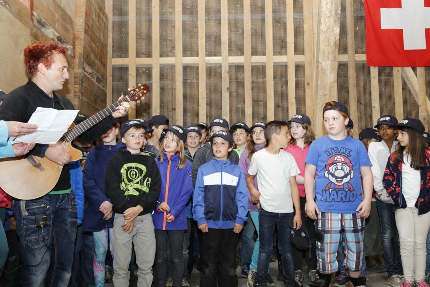 Unter der Leitung von Christian Schenker präsentieren Kinder einen «SchuB-Song» in drei Landessprachen. (