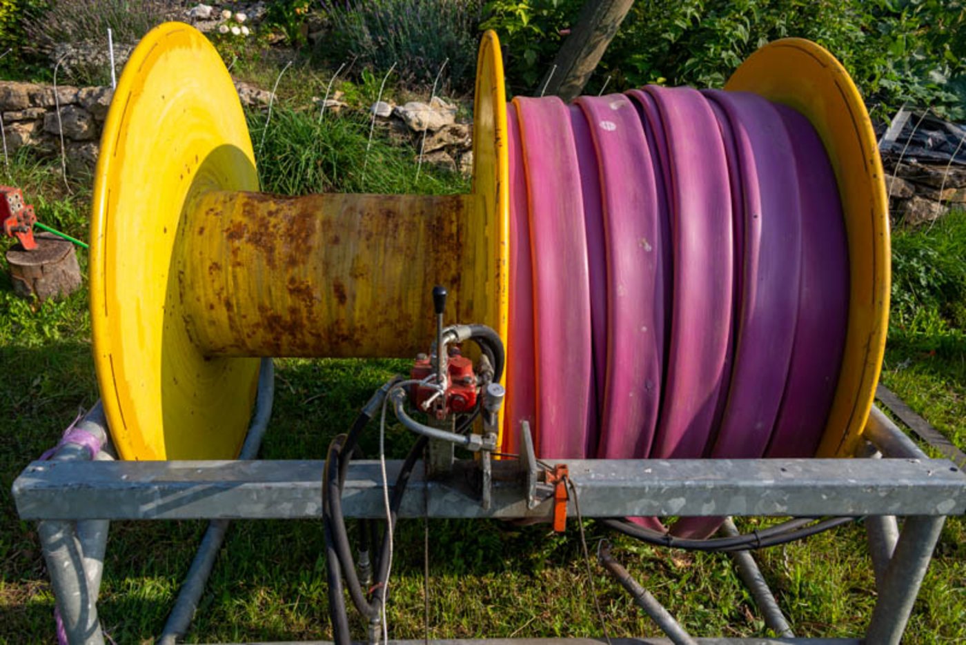 Wird die Gülle mit dem Schleppschlauch ausgebracht,  verlegt Fahrni locker mal drei- bis vierhundert Meter Schlauch.