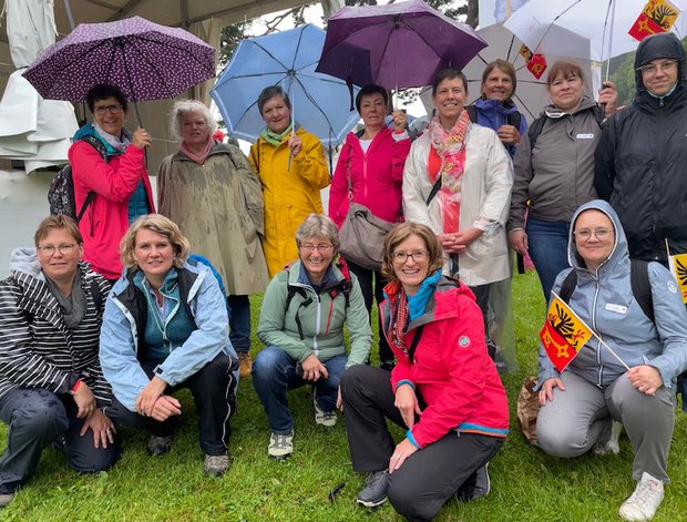 Eine Delegation vom Schweizerischen Bäuerinnen- und Landfrauenverband, mit Präsidentin Anne Challandes (4. v. r. stehend), war auch auf dem Frauenrütli zu Gast. (Bilder SBLV) 