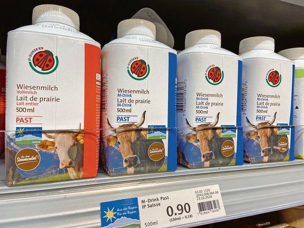 Migros stellt das ganze Trinkmilch-Sortiment auf IP-Wiesenmilch um Bis Ende Jahr soll es im Migros-Regal nur noch Trinkmilch mit Käfer geben, von UHT bis Spezialmilchen. (Bild akr)