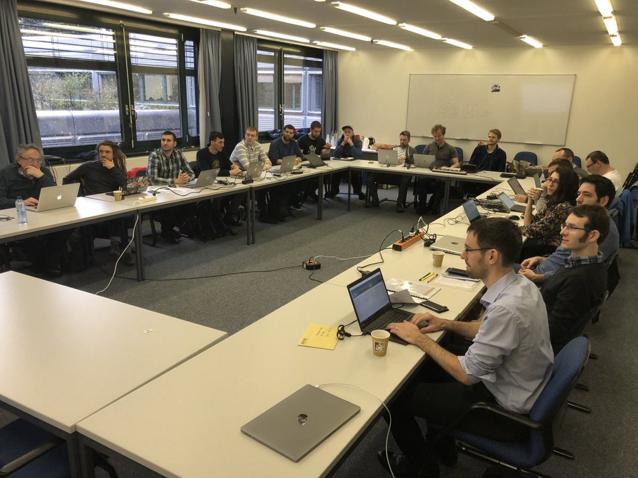 Die Forscher geben den Startschuss in Lausanne. (Bild Hiveopolis)