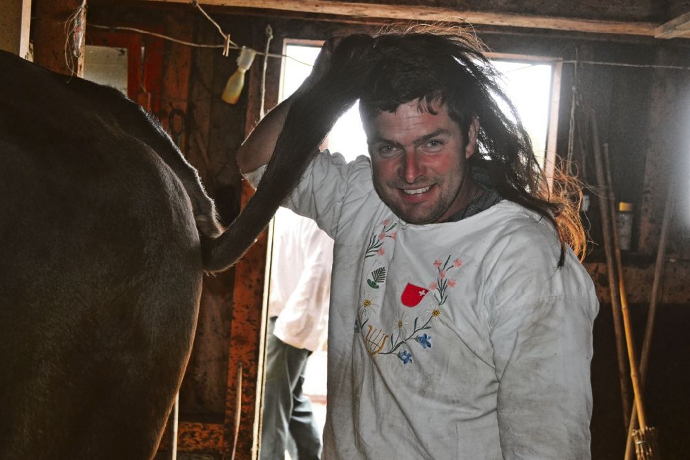 Spass muss sein, aber das sieht doch schon ganz gut aus. Hier probiert Thomas Fuchs bei sich ein Schwanz-Toupet aus. 
