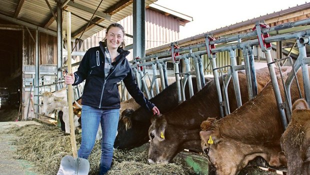 Manuela Ritz kümmert sich auf dem Hof unter anderem um die 55 Mutterkühe mit ihren Kälbern. Zudem ist sie eine leidenschaftliche Weinbäuerin.