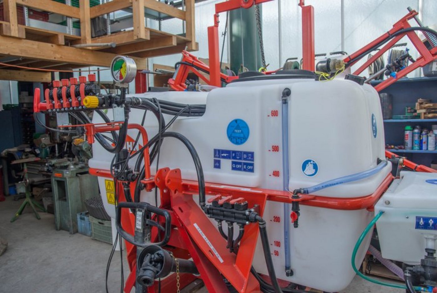 Chemische Pflanzenschutzmittel wirken heute spezifischer, moderne Geräte erlauben ein exaktes Ausbringen. (ep)