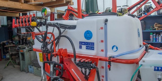 Chemische Pflanzenschutzmittel wirken heute spezifischer, moderne Geräte erlauben ein exaktes Ausbringen. (ep)