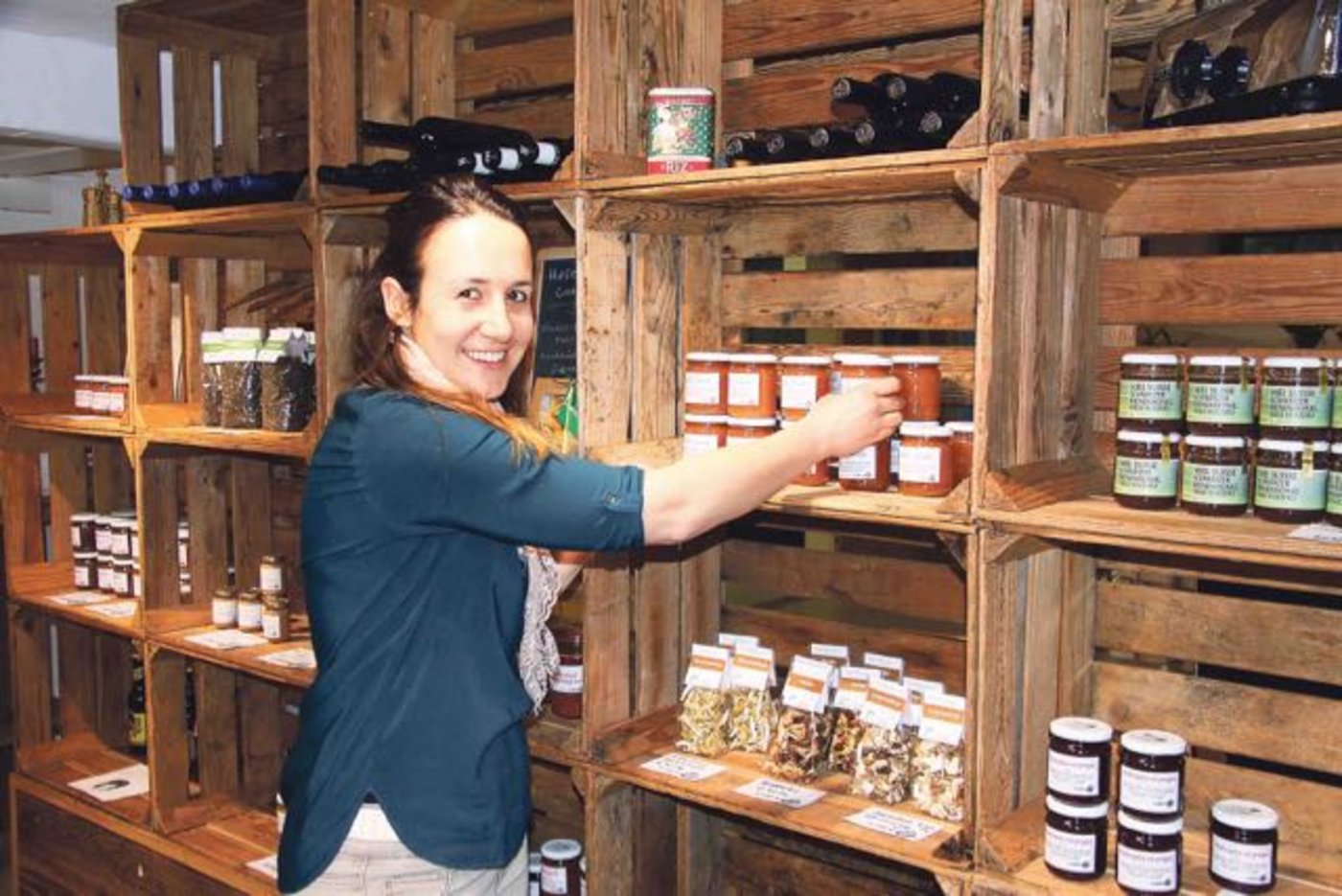 Stefanie Gfeller verkauft in ihrem Bistro «Chez Fanny» mit integriertem Hofladen selbst gemachte Konfitüren, Brot und vieles mehr. (Bild Sandra Joder)
