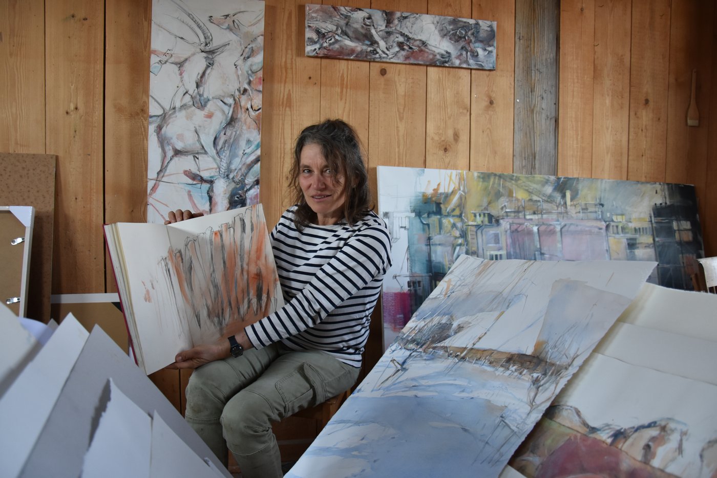 Das Atelier von Gabriela Gfeller ist voll von Skizzen, Zeichnungen und Bilder. (Bild BauernZeitung/sjh)