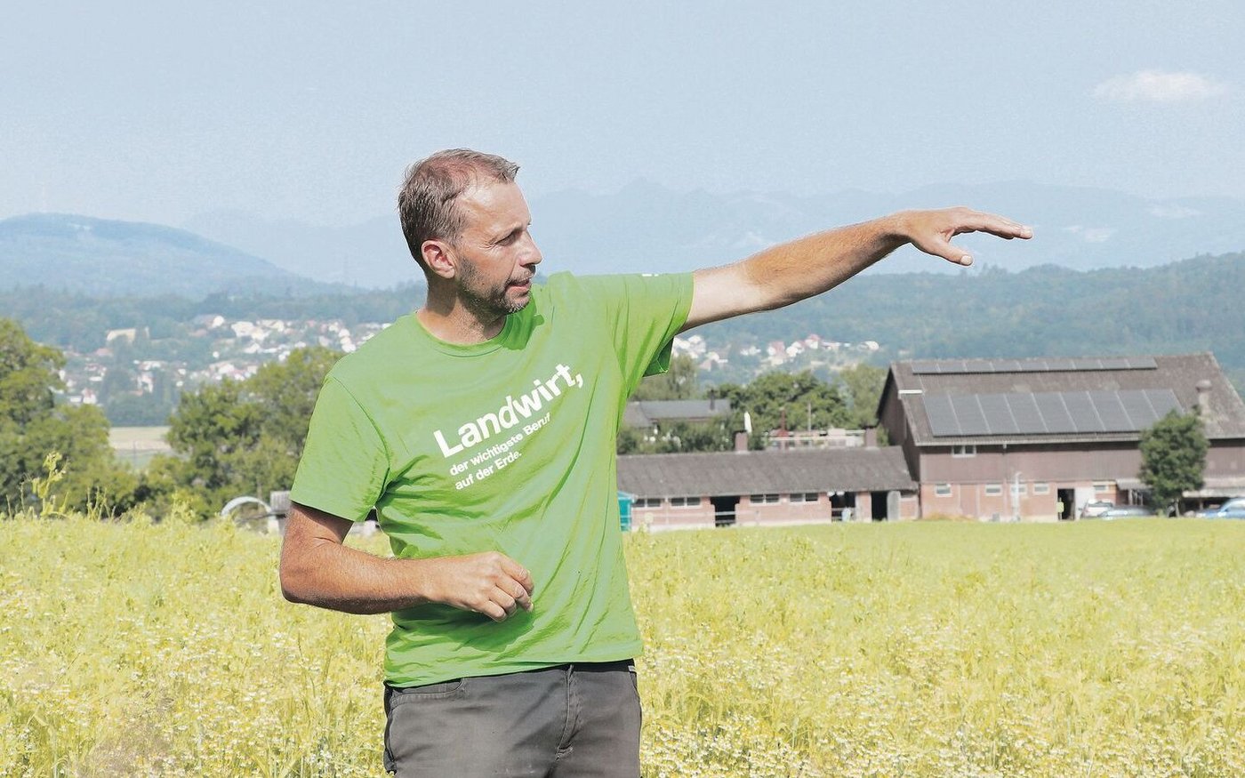 Lottenhof-Betriebsleiter Thomas Anliker aus Muhen erklärte bei einem Rundgang seine Biodiversitätsmassnahmen. 