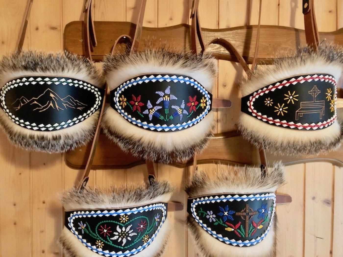 Eine Sammlung der eigenen Nasenbändern hängt beim Eingang in die Wohnung.