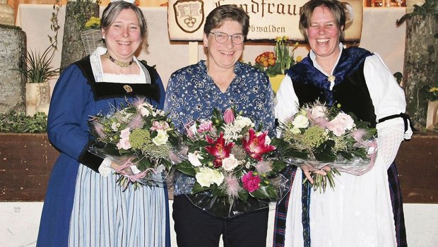 Die abtretende Sorgechrattä-Präsidentin Berta Amgarten mit den Co-Präsidentinnen Franziska Gasser (links) und Petra Rohrer.