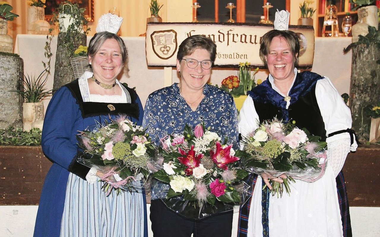 Die abtretende Sorgechrattä-Präsidentin Berta Amgarten mit den Co-Präsidentinnen Franziska Gasser (links) und Petra Rohrer.
