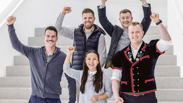 Robin André, David Piller, Dulguum Enkhtsetseg, Cornel Betschart und Martin Felder (v. l.) sind die frisch diplomierten Milchtechnologen mit Höherer Fachprüfung. Herzlich gratuliert die BauernZeitung.