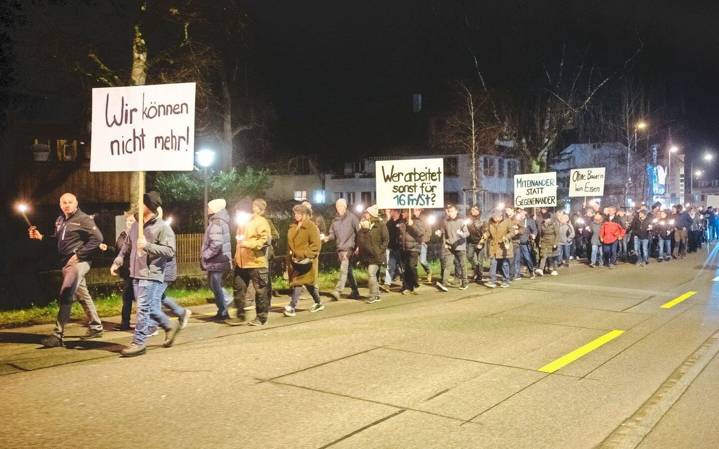 Ohne Traktoren sowie lautes Trychlen, dafür mit Sympathie. Am Mahnmarsch in Affoltern am Albis nahmen 250 Personen teil. Weitere Märsche erfolgten in Bülach mit 350 Teilnehmern sowie in Hinwil mit 550 Teilnehmern. 