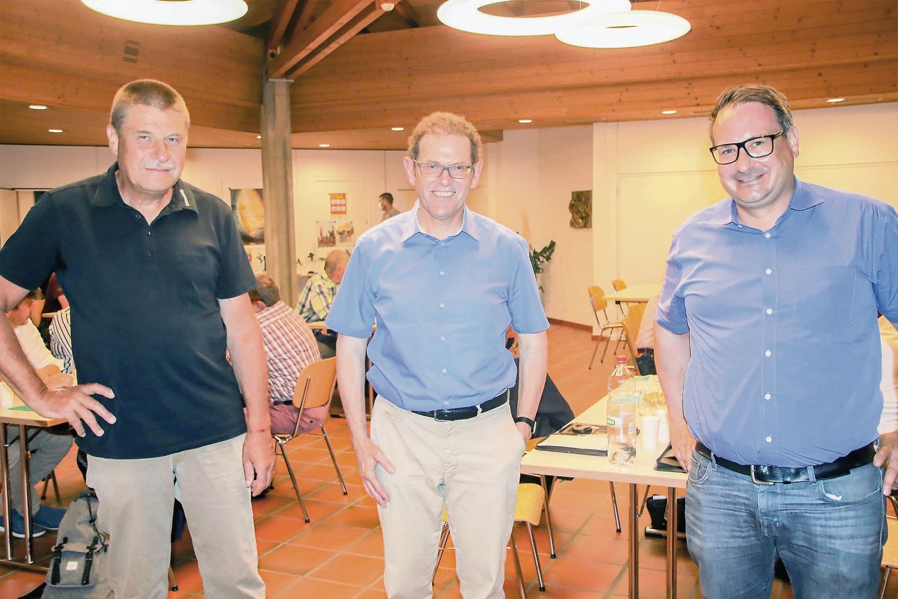 Jakob Stark, der neue Präsident des Branchenverbands Thurgau Wein, wird umrahmt von Vize-präsident Michael Polich (links) und Michael Balmer. (Bild Roland Müller)