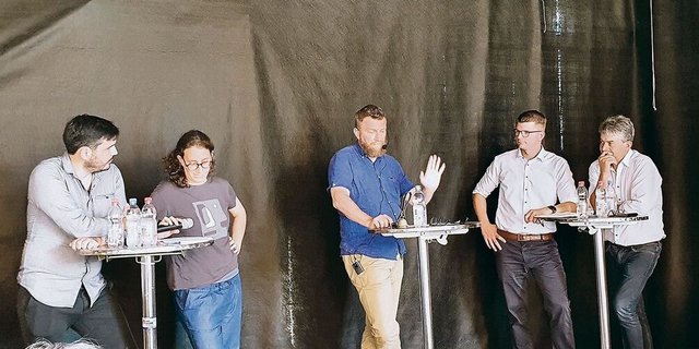 Philipp Ryf, Kampagnenleiter MTI, Laura Spring, Kantonsrätin Grüne LU, Jürg Vollmer, Moderator, Mike Egger, Nationalrat SVP SG, Martin Haab, Nationalrat SVP ZH (v. l. n. r.).