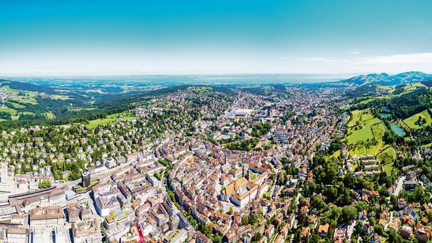 Die Stadt St. Gallen aus der Vogelperspektive. Die landwirtschaftliche Nutzfläche auf Stadtgebiet umfasst 1209 Hektaren. 40 Prozent davon sind im Besitz von Stadt oder Ortsbürgergemeinde St. Gallen.(Bild Adobe Stock)