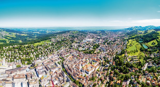Die Stadt St. Gallen aus der Vogelperspektive. Die landwirtschaftliche Nutzfläche auf Stadtgebiet umfasst 1209 Hektaren. 40 Prozent davon sind im Besitz von Stadt oder Ortsbürgergemeinde St. Gallen.(Bild Adobe Stock)
