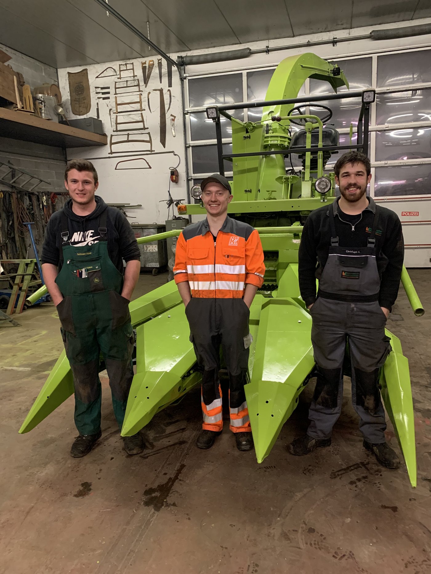Oliver Gutmann, Christoph Hofer und Florian Wälchli investieren 700 Arbeitsstunden und restaurieren den 1978er Selbstfahrmaishäcksler. (Bilder Tildy Schmid)