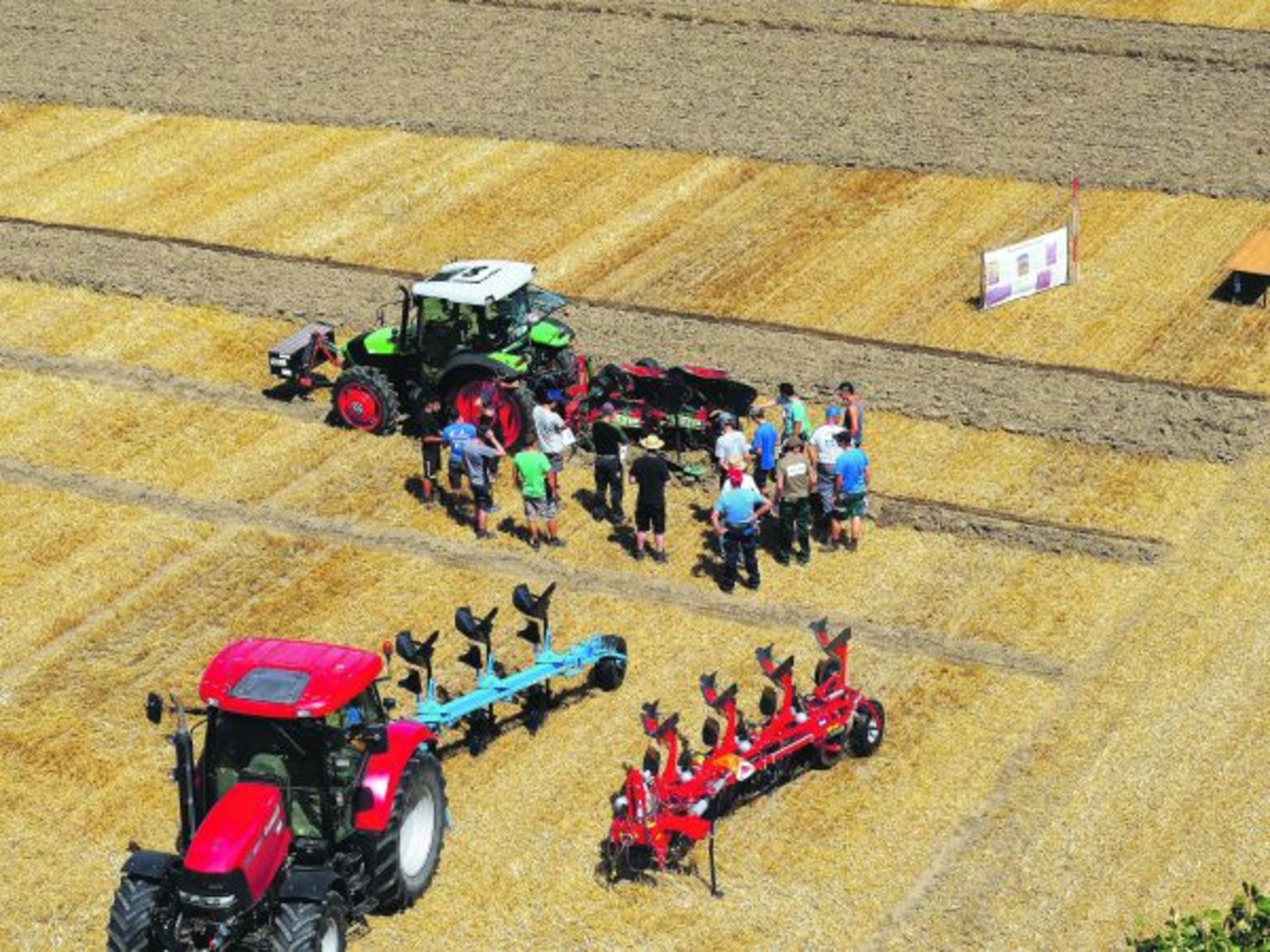 Den Kursbesuchern wurden verschiedene moderne Pflüge präsentiert. (Bild zVg)