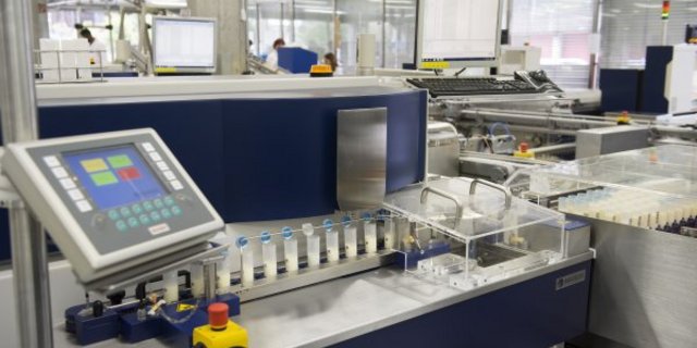 Suisselab, hier ein Bild aus den Räumlichkeiten in Zollikofen hat sich den Grossauftrag Milchprüfung für die nächsten Jahre gesichert. (Bild pd)