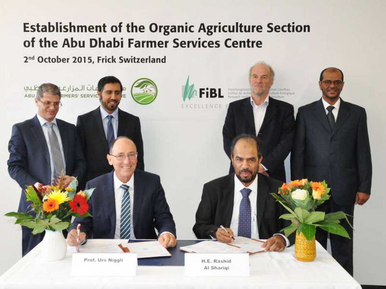 FiBL-Direktor Urs Niggli und Rashed Al Shariqi, Generaldirektor der Abu Dhabi Food Control Authority, bei der Unterzeichnung. (Bild FiBL)