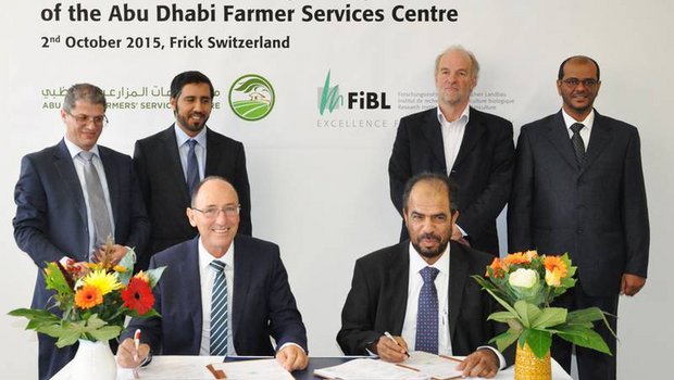 FiBL-Direktor Urs Niggli und Rashed Al Shariqi, Generaldirektor der Abu Dhabi Food Control Authority, bei der Unterzeichnung. (Bild FiBL)