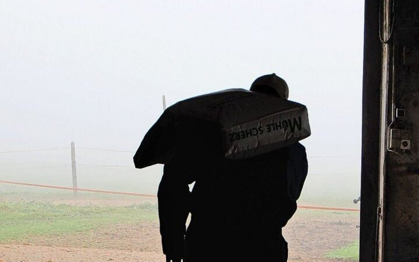 Die Last wirkt erdrückend: Bei Bauprojekten kommt allzu oft viel zusätzliche Arbeit dazu, denn man baut bei laufendem Betrieb.