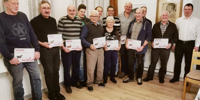 Sie können langlebige Kühe züchten, die viel Milch produzieren und haben es gerne unterhaltsam und lustig; die Oberaargauer. Matthias Schelling (rechts), überbrachte Glückwünsche und Plaketten von Swissherdbook. (Bilder Simone Barth)